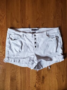 Torrid White Distressed Button-Front Denim Shorts. Size: 24.